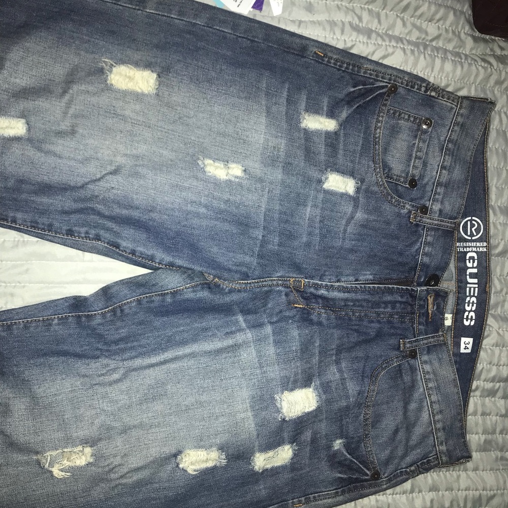 Guess jeans in Relaxed fit slightly ripped
